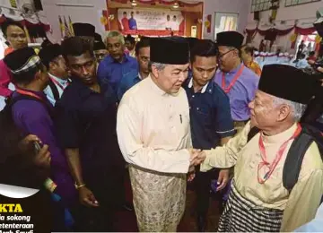  ?? FOTO: SYARAFIQ ABD SAMAD ?? DR Ahmad Zahid Hamidi bersalaman dengan orang ramai pada Majlis Perasmian Mesyuarat Penutup UMNO Bahagian Kelana Jaya, semalam.