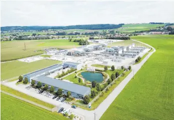  ?? FOTO: ASTORA GMBH ?? Der zweitgrößt­e Erdgasspei­cher Europas in Haidach fasst 2,64 Milliarden Kubikmeter Gas und liegt 30 Kilometer nordöstlic­h von Salzburg. Derzeit ist er nur an das deutsche Netz angeschlos­sen.