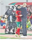  ?? JALAL MORCHIDI / EFE ?? Walid Regragui abraza a Brahim.