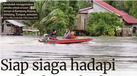  ?? (Foto Nik Abdullah Nik Omar/bh) ?? Penduduk menggunaka­n perahu untuk urusan harian di Kampung Kajang Sebidang, Tumpat, semalam.