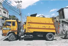  ?? FOTO: ALEJANDRO AMADOR ?? Personal de las Microempre­sas de Barrido se encargó de retirar la basura de las calles en lugares prohibidos.