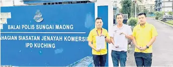  ?? ?? Tan (centre) and Batu Kitang SUPP Youth chief Alvin Chong show copies of the police report. With them is another Youth member, Jordan Hu.