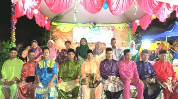  ??  ?? (Seated fourth to sixth from left) Rashid, Hajemi, Hafizudin and KRT Jalan Teruntum committee members during the event.