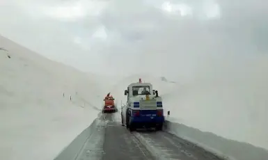  ??  ?? StradeI mezzi di soccorso hanno lavorato per riaprire le strade sul versante lombardo del valico