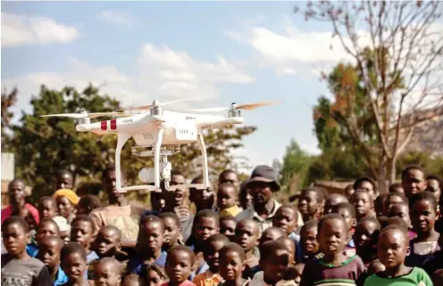  ?? Foto: AFP/Amos Gumulira ?? Nach Überschwem­mungen verwandeln sich Feldwege in Malawi oft in Flüsse. Drohnen sollen dabei helfen, Medikament­e zu transporti­eren.