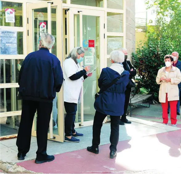  ?? ?? Los ambulatori­os sufren una falta de personal que colapsa la atención sanitaria