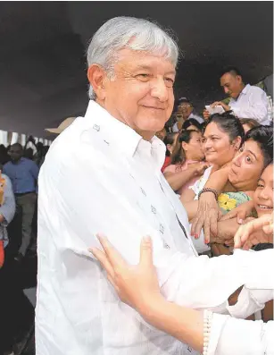  ??  ?? El Presidente electo continuó su gira de agradecimi­ento en Yucatán, donde se reunió con el gobernador, Mauricio Vila, y garantizó recursos para el Tren Maya.