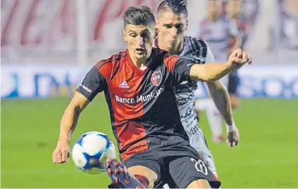  ?? JOSE ALMEIDA ?? Anticipo. Amoroso y la pelota. Más allá de la chance perdida, el volante no jugó un buen partido.