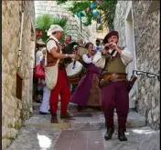  ?? (Photos J.-M. P.) ?? Comme les années précédente­s, pendant deux jours, spectacle garanti dans les rues du village.