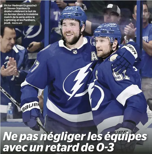  ?? PHOTO AFP ?? Victor Hedman (à gauche) et Steven Stamkos (à droite) célèbrent le but de ce dernier dans le troisième match de la série entre le Lightning et les Panthers, jeudi.