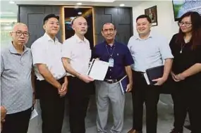  ?? PIC BY ROSELA ISMAIL ?? Kepong member of parliament Lim Lip Eng (third from left) with Federal Territorie­s Foundation legal adviser Mohd Fadzil Ab Hamid (third from right) in Kuala Lumpur yesterday.