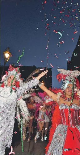  ??  ?? Les comparses de la rua Carnavalas­su animen els carrers del Casc Antic.