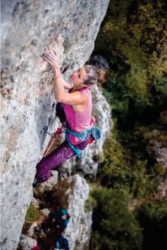  ??  ?? À gauche : Alex Chabot dans “Enfermé dehors” (7a+) sur l’incroyable mur en dentelle de Chouchou Place.
Ci-dessus : toujours à Chouchou Place, Cindy Veloso dans “Pollux Aujourd’hui” (6a+).