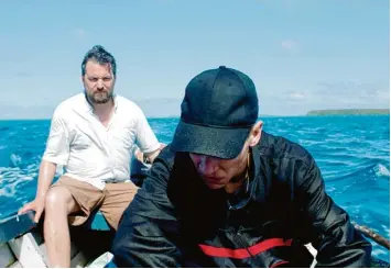  ?? Foto: Yannick Bonica, ZDF ?? Wolski (Sascha Alexander Gersak) fährt mit seinem Schützling Marcel (Luis Pintsch) zur einsamen Insel in der Südsee. Hier erhält Marcel nach einer kriminelle­n Karriere eine zweite Chance.