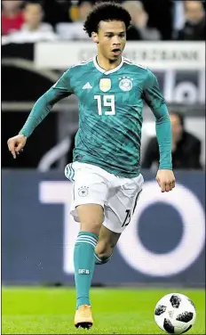  ?? DPA-BILD: BECKER ?? Leroy Sané führt im deutschen Trikot den Ball. Der flinke Stürmer hofft künftig auf mehr Einsatzzei­ten.