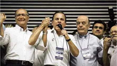  ?? Bruno Rocha /Fotoarena/Folhapress ?? Os tucanos Geraldo Alckmin, João Doria, José Serra e Alberto Goldman na convenção do PSDB-SP, neste domingo (12)