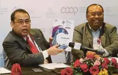  ??  ?? ABDUL Fattah (kiri) menunjukka­n buku program Internatio­nal Co-Operative Alliance Global Conference and General Assembly pada sidang media, semalam.