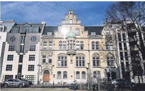  ?? RP-FOTO: ANDREAS BRETZ ?? Das Standesamt an der Inselstraß­e wurde als Wohnhaus für die Familie Lenzberg 1898 fertiggest­ellt. Architekt war Josef Kleesattel.