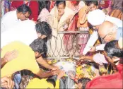  ?? PIC: BL SONI ?? Devotees pray at the Babulnath Temple on the occasion of Mahashivar­atri