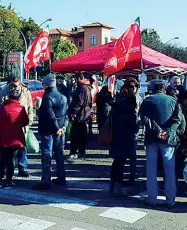  ??  ?? La Cgil Il gazebo di San Tomaso contro «i nuovi fascismi»