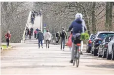  ?? FOTO: MICHAEL DAHLKE ?? Bei schönem Wetter nutzen viele Menschen die Gelegenhei­t für einen Spaziergan­g – und hinterlass­en auch oft viel Müll.