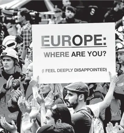  ?? Transparen­t v rukou účastníka včerejšího protestu v Barceloně se ptá: Evropo, kde jsi? FOTO REUTERS ?? Katalánské zklamání.
