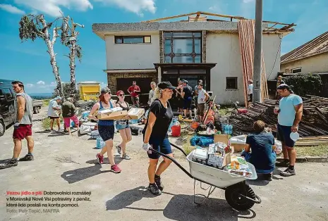  ?? Foto: Petr Topič, MAFRA ?? Vezou jídlo a pití Dobrovolní­ci roznášejí v Moravské Nové Vsi potraviny z peněz, které lidé poslali na konta pomoci.
