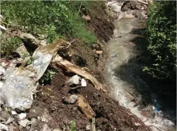  ?? CORTESÍA ?? El Tribunal Ambiental Administra­tivo encontró que la acumulació­n de los escombros inclinaron el terreno hasta deslizarlo.