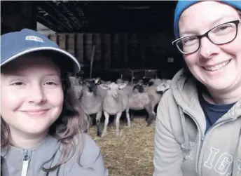  ??  ?? Camille et sa mère Marie-Ève Fortier forment toute une équipe à la Ferme l’Angélus, de Huntingdon.