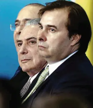  ?? Pedro Ladeira - 25.jul.2017/Folhapress ?? Michel Temer (PMDB) e o presidente da Câmara, Rodrigo Maia (DEM-RJ), que afirmou não poder ‘deixar o paciente no centro cirúrgico com barriga aberta’