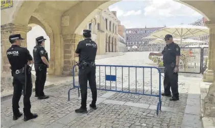  ?? S. GARCÍA ?? Tres policías locales y uno nacional, ayer, en el Arco del Peso.