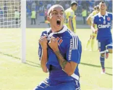  ??  ?? ►► Guzmán celebra un gol en la U, en 2015.