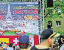  ?? S. ETTLIN ?? in Luzern freuen, wie hier während der Euro 2016 in Frankreich.