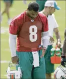  ?? J. PAT CARTER ?? The Dolphins decided quarterbac­k Daunte Culpepper was less of a gamble than signing Drew Brees in 2006. Culpepper would only play one season in Miami.