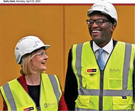  ?? ?? Hard hats: Liz Truss and Kwasi Kwarteng, then chancellor, on the day the mini budget was announced