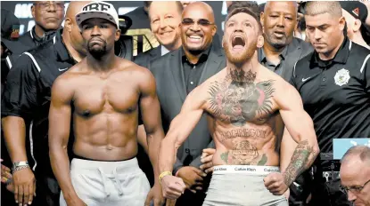  ??  ?? Floyd Mayweather (i) y Conor McGregor, en el pesaje