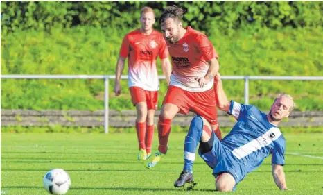  ?? FOTO: ELKE OBSER ?? Dank des Treffers von Andreas Spieß (links) gewann der SV Mochenwang­en gegen den SV Haisterkir­ch (Christian Egger) mit 1:0.