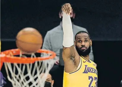  ?? Mark J. Terrill / AP ?? Jugada rodona per a LeBron James amb l’ampliació de contracte amb els Lakers