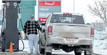 ?? POSTMEDIA FILE ?? Motorist fuel up at a gas station on Calgary Trail in Edmonton, Alta.