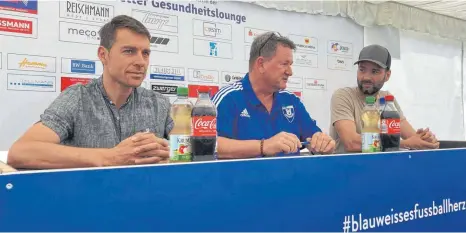  ?? FOTO: THORSTEN KERN ?? Tobias Flitsch (re. neben Stadionspr­echer Ralf Reimann) ist der neue Trainer des FV Ravensburg, Fabian Hummel (li.) hat als Sportdirek­tor künftig die sportliche Gesamtvera­ntwortung.