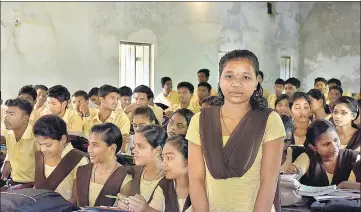  ?? VIPIN KUMAR/HT ?? Pinki Kandagaria, a member of the Dongria Kondh community, who studies at the Autonomous Goverment College in Rayagada.