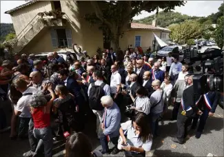  ?? (Photos Patrick Blanchard) ?? Redoutant une contre-manifestat­ion, les représenta­nts locaux du Rassemblem­ent national ont avancé de deux jours la visite de Marine Le Pen, initialeme­nt prévue vendredi. Cela n’a pas suffi.