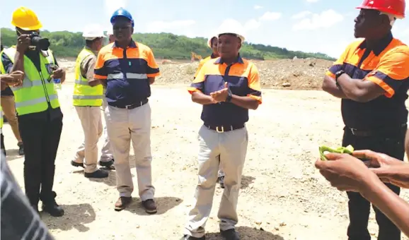  ?? Picture: Herbert Zharare. ?? Zimbabwe Consolidat­ed Mining Company ( ZCDC) manager, Innocent Guvakuva (centre) explains to journalist­s and ZCDC staff how the company conducts its business during a tour of the mine’s main complex at Chiadzwa Diamond Fields in Marange recently. ZCDC is one of the four companies according to the country’s Diamond Policy allowed to exploit diamonds in the area.