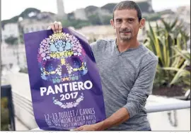  ?? (Photo Gilles Traverso) ?? Stéphane Barbieri affiche une tête de mort pour la Pantiero  : mais le rock n’est pas mort !