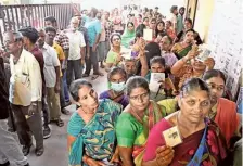  ?? M. GOVARTHAN ?? Voters waiting at a polling booth in Erode on Friday.