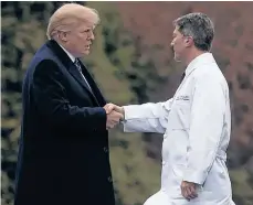  ?? /ARCHIVO ?? Trump saluda a su médico el almirante Jackson.