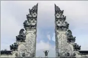  ?? REUTERS ?? A tourist watches Mount Agung volcano.