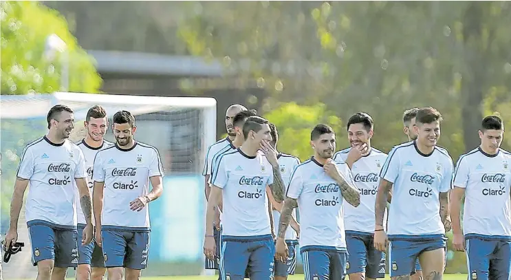  ?? FOTOBAIRES ?? La última práctica antes de viajar. Sonrisas, buen humor en un plantel que todavía no estaba enterado de la confusa situación que envolvía a su máxima figura.