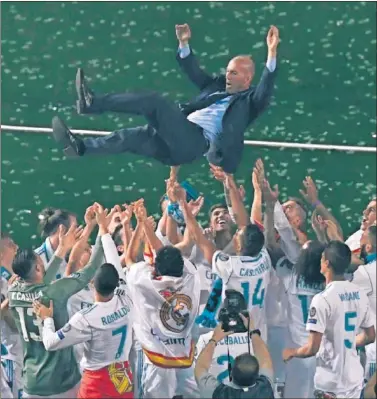  ??  ?? QUERIDO. La plantilla ha demostrado respaldar a Zidane tras anunciar éste su marcha del Madrid.