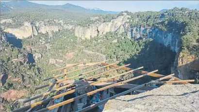  ?? LV ?? Detalle de la estructura de madera donde se prevé poner los toldos y que rodea la roca junto al refugio